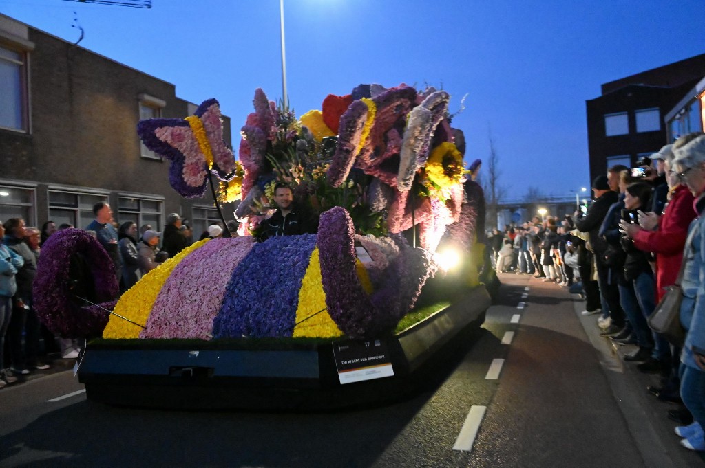 ../Images/Verlicht bloemencorso 2025 025.jpg